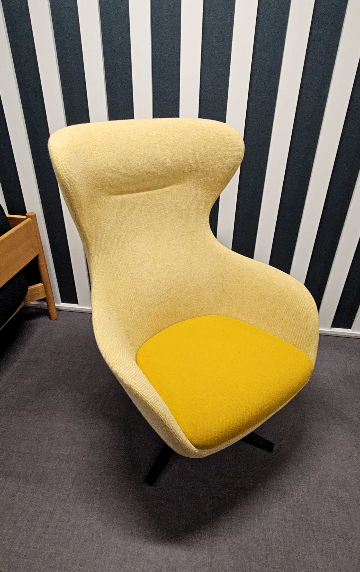 Fauteuil L78xl70xh112 Tissu jaune et métal noir