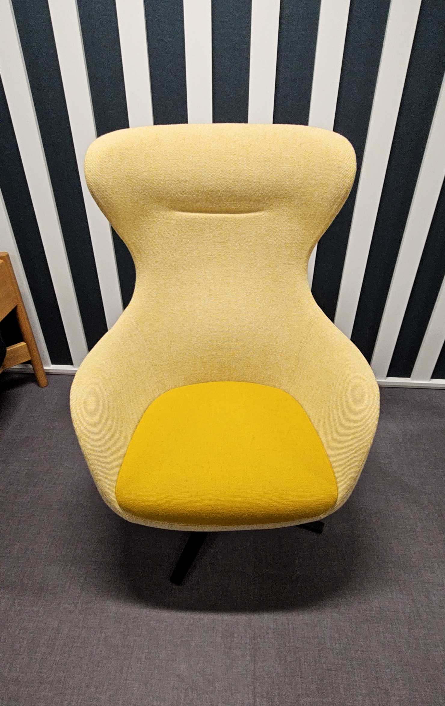 Fauteuil L78xl70xh112 Tissu jaune et métal noir