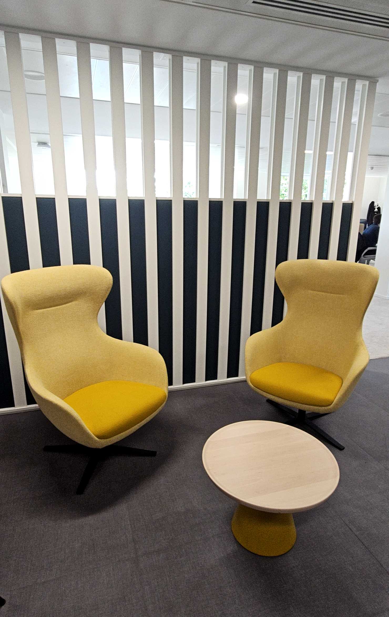 Fauteuil L78xl70xh112 Tissu jaune et métal noir