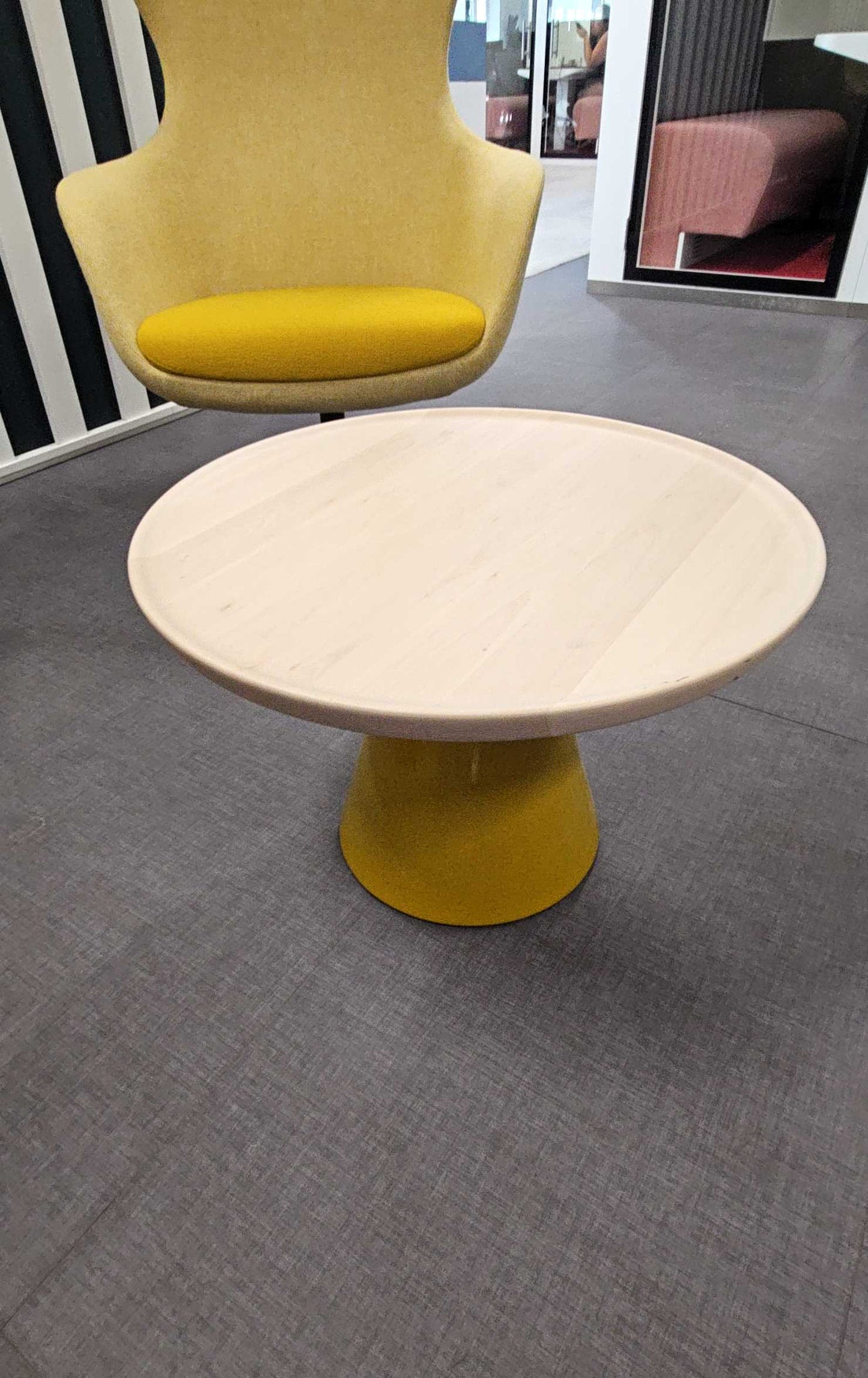 Table basse D60xh40 Bois et Verre jaune