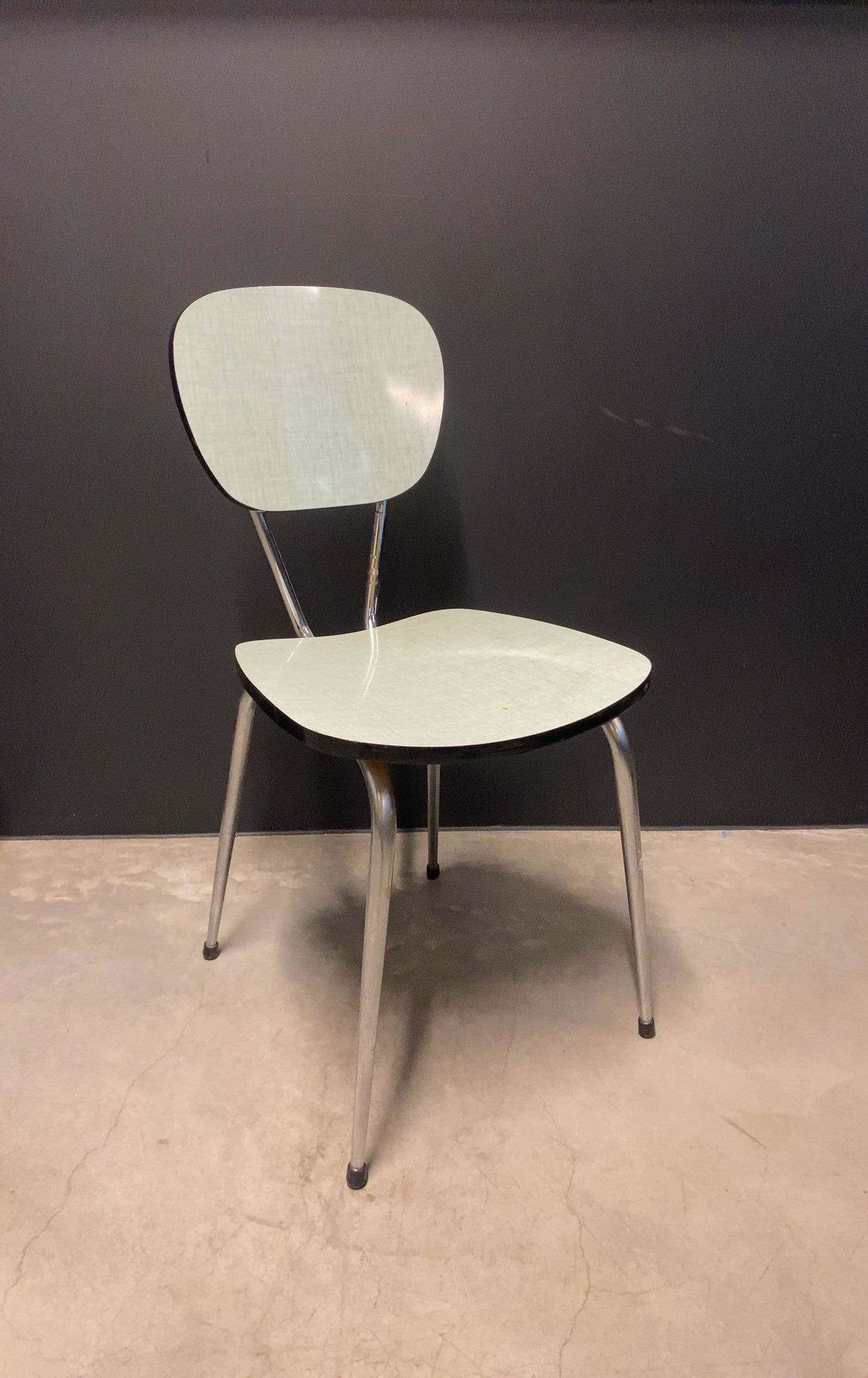 Chaise Formica minimaliste