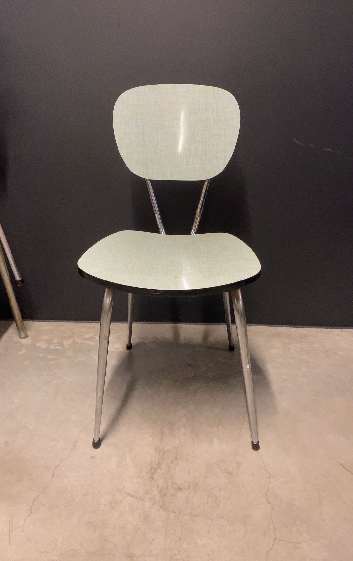 Chaise Formica blanche station F